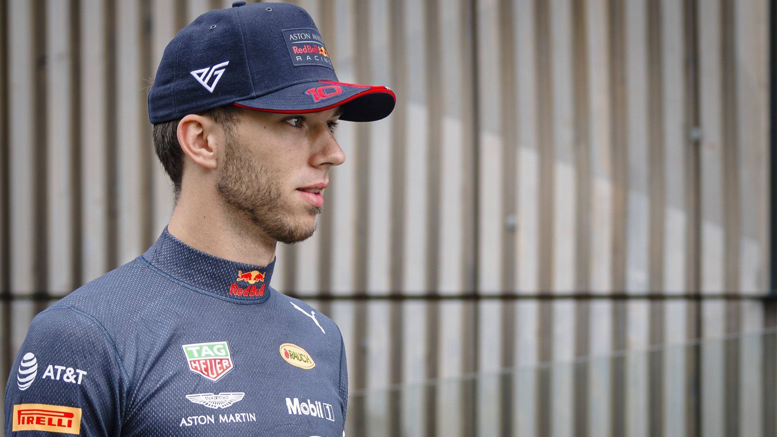 
                <strong>Verlierer: Pierre Gasly</strong><br>
                Für den Franzosen erwies sich der Wechsel von Toro Rosso zum Schwesterteam Red Bull als eine Nummer zu groß. Nachdem Red Bull ihn zunächst ins zweite Cockpit neben Max Verstappen befördert hatte, endete das Kapitel im Sommer bereits vorzeitig. Weil der 23-Jährige die Erwartungen nicht erfüllen konnte, wurde Gasly zu Toro Rosso zurückgeschickt. Sein Red Bull-Cockpit ging an den britisch-thailändischen Alexander Albon. Immerhin: Zurück im Toro Rosso holte Gasly im vorletzten Rennen mit Platz zwei sein erstes Podium überhaupt. Sein Nervenflattern bei einem Top-Team dürfte ihm aber viel Kredit bei den Verantwortlichen gekostet haben.
              