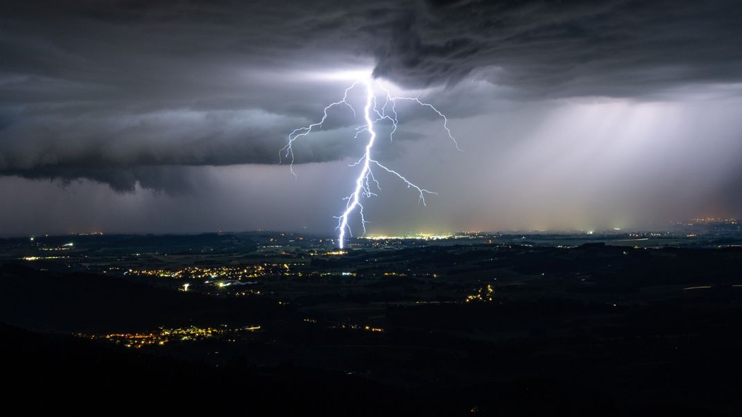 Meteorolog:innen erwarten in weiten Teilen Deutschlands zum Wochenende schwere Gewitter und Starkregen.