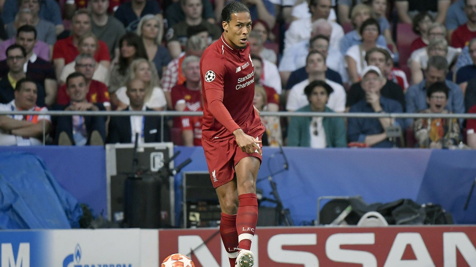 
                <strong>Virgil van Dijk (FC Liverpool)</strong><br>
                Gewohnt souveräner Auftritt des Abwehrchefs. In der Luft eine Klasse für sich, meldet Gegenspieler Kane im ersten Abschnitt vollkommen ab. Bestätigt seine bärenstarke Saison auch im zweiten Spielabschnitt. Exemplarisch dafür seine Aktion gegen Son (75.), als er in letzter Instanz klärt. ran-Note: 2
              