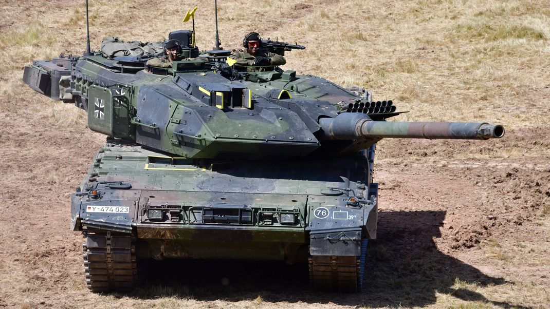 Ein Panzer Typ Leopard 2 
