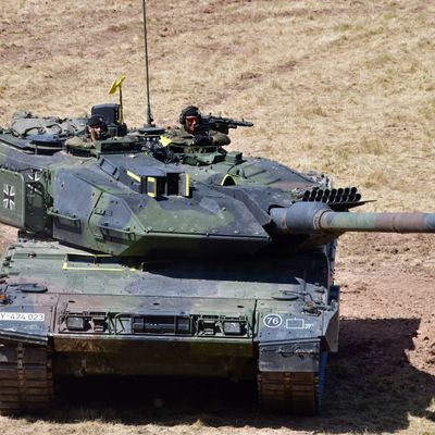 Ein Panzer Typ Leopard 2 