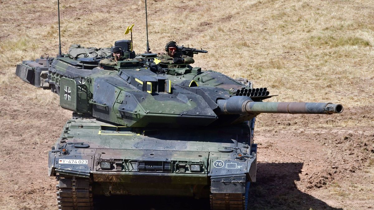 Ein Panzer Typ Leopard 2 