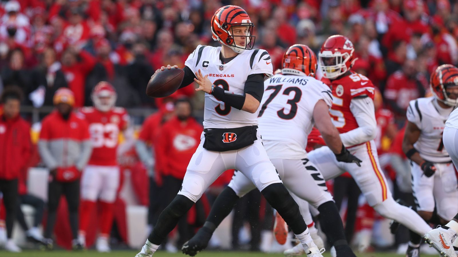 
                <strong>Superstar Joe Burrow</strong><br>
                Quarterback Burrow ist, noch vor Wide Receiver Chase, der absolute Superstar und wichtigste Spieler der Bengals. Der 2020 an erster Stelle gedraftete Burrow ist einer der besten jungen Quarterbacks der Liga. In der abgelaufenen Regular Season konnte Burrow die sechstmeisten Passing Yards aller Quarterbacks verbuchen und dazu 34 Touchdowns werfen. Die Leistungen Burrows konnten oftmals die schwankenden Leistungen der Defensive ausgleichen und den Bengals manch enges Spiel gewinnen. 
              