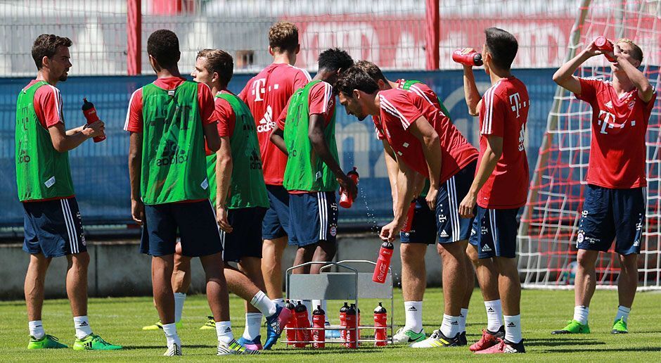 
                <strong>FC Bayern München</strong><br>
                Am Mittwoch ist es richtig heiß in München. Dementsprechend wird viel getrunken auf dem Trainingsplatz.
              