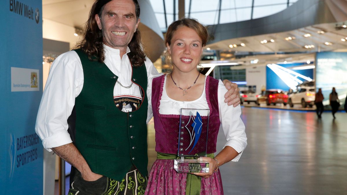 Preisträgerin Laura Dahlmeier (Biathletin) mit Thomas Huber Verleihung Der Bayerische Sportpreis 2017 am 22. Juli 2017 in der BMW Welt in München *** Award winner Laura Dahl Meier Biathletin with T...