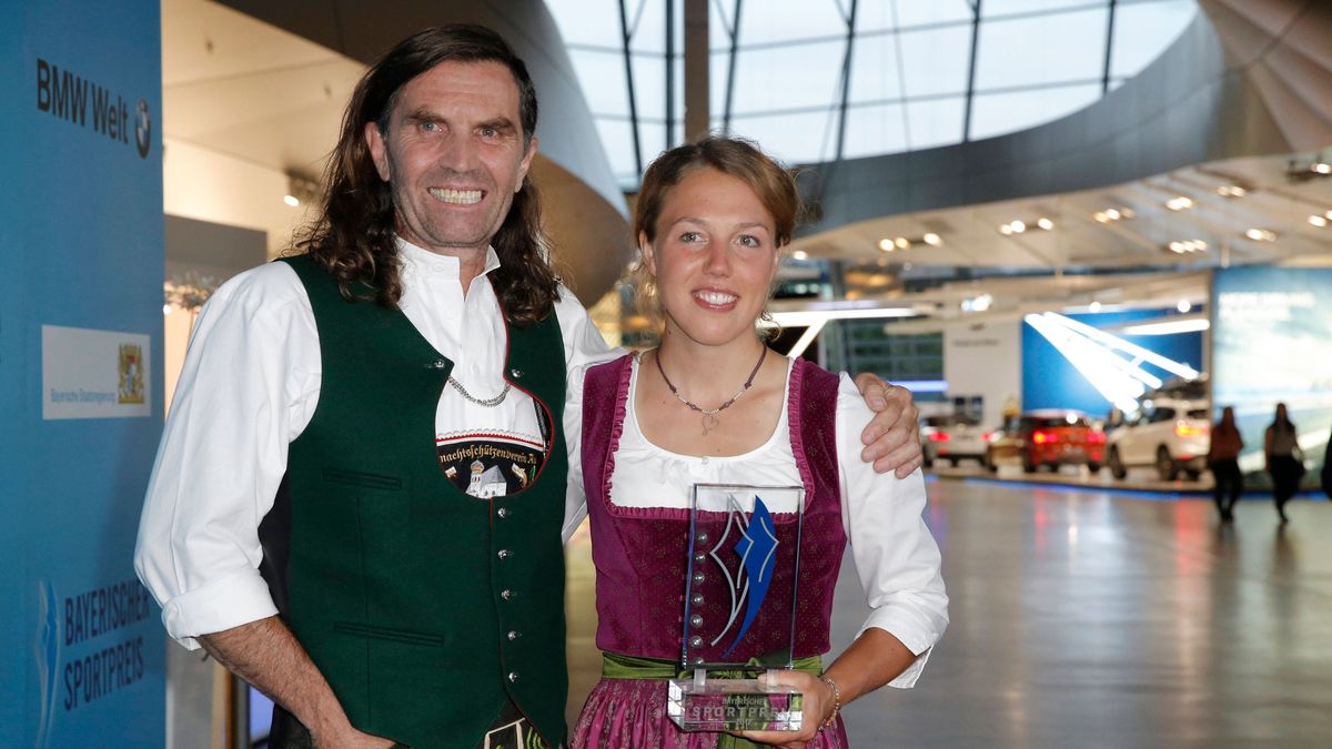 Preisträgerin Laura Dahlmeier (Biathletin) mit Thomas Huber Verleihung Der Bayerische Sportpreis 2017 am 22. Juli 2017 in der BMW Welt in München *** Award winner Laura Dahl Meier Biathletin with T...