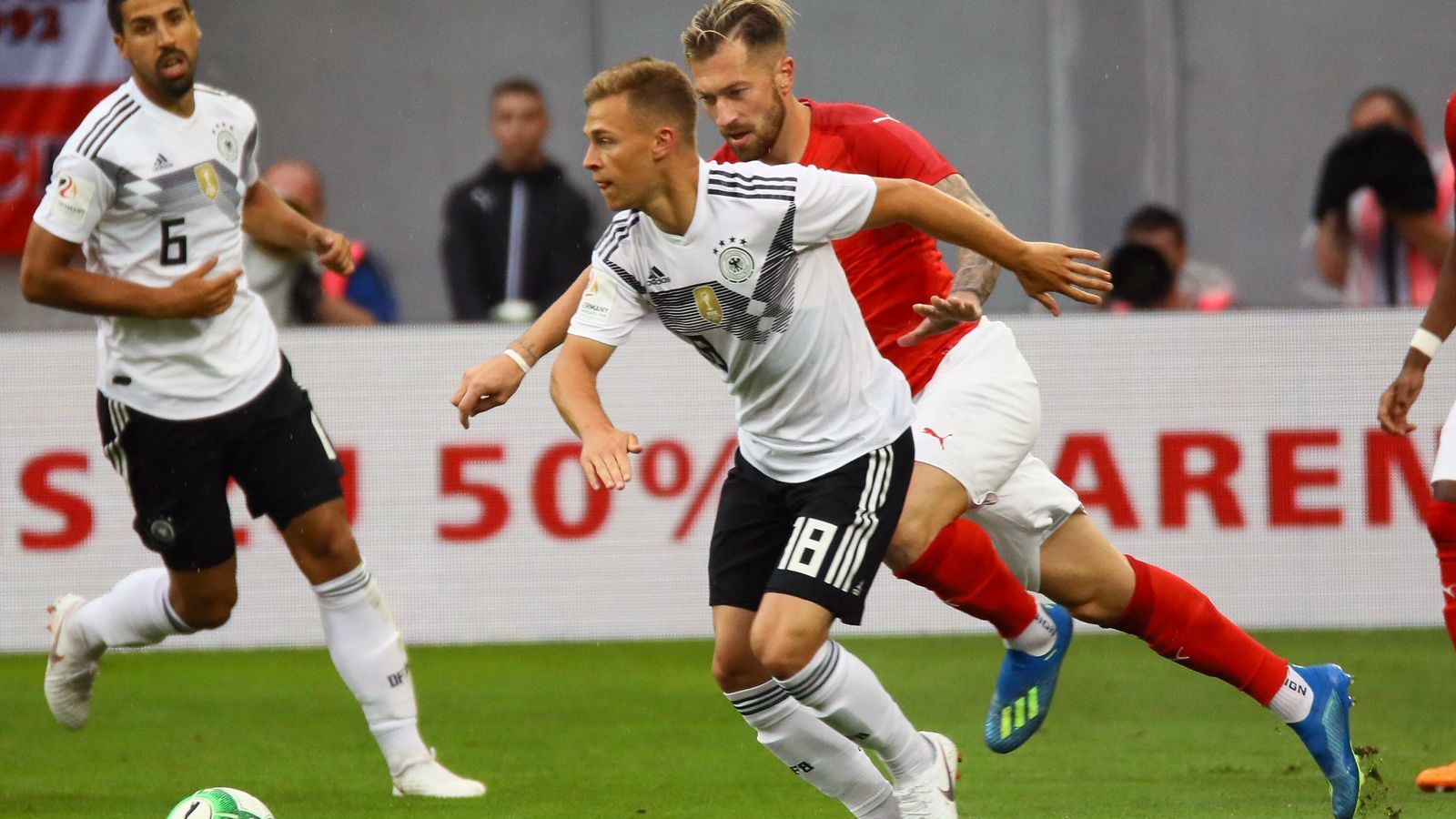 
                <strong>Joshua Kimmich</strong><br>
                Kurz vor der Halbzeit sorgt er für einen Schreckmoment, als er einen grausamen Fehlpass durch den eigenen Strafraum spielt und so eine Top-Chance für den Gegner kreiert. Einen ähnlich schlechten Pass leistet er sich in der zweiten Halbzeit. Ansonsten agiert er gewohnt souverän. ran-Note: 4
              