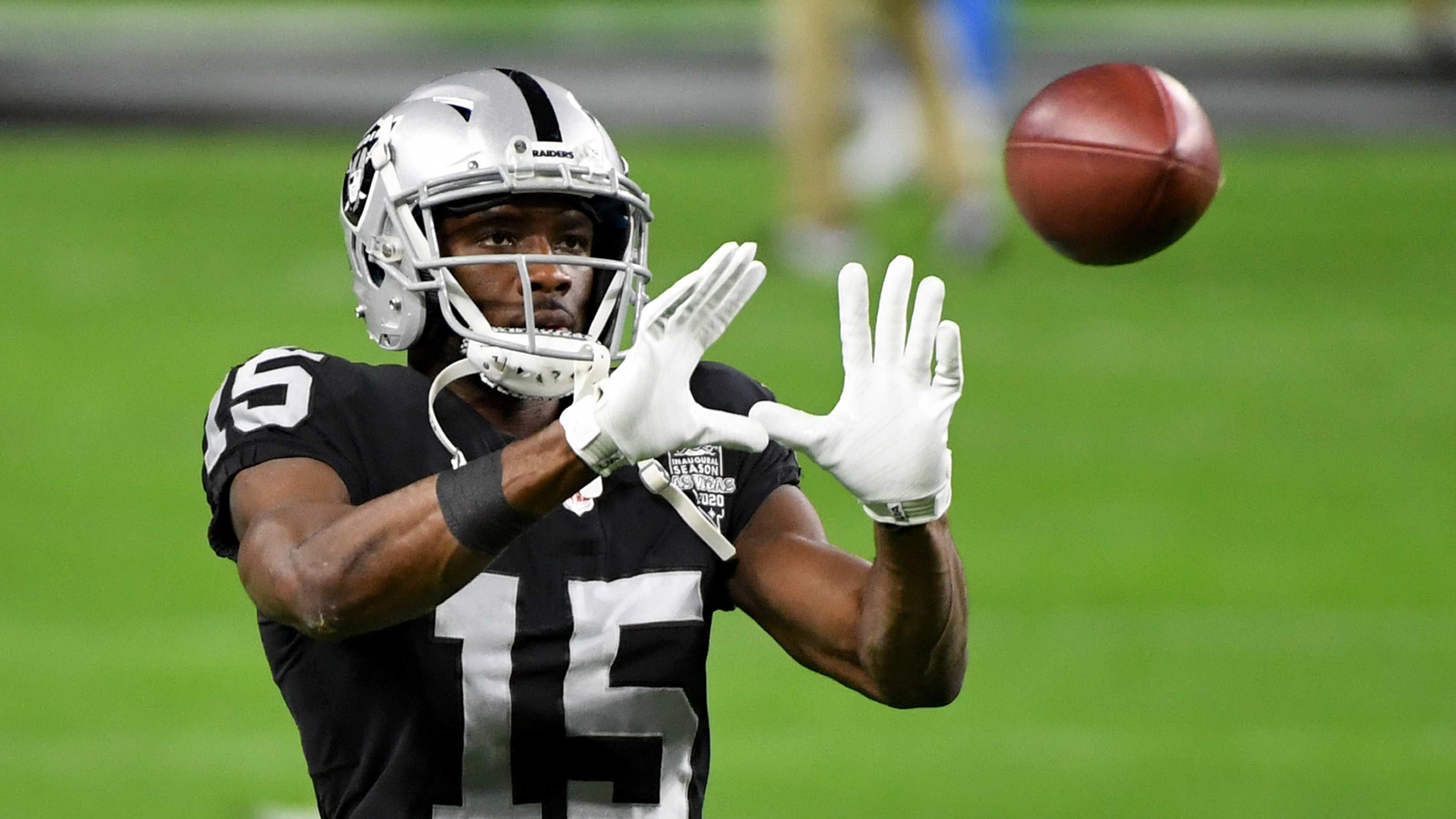 
                <strong>Nelson Agholor (Wide Receiver) </strong><br>
                Bei den Philadelphia Eagles noch als Pleitenvogel und unzuverlässig bekannt, entwickelte sich Nelson Agholor in der vergangenen Saison bei den Las Vegas Raiders zu einem echten Führungsspieler. Nach der entscheidenden Niederlage gegen die Miami Dolphins, die das Playoff-Aus besiegelte, soll er seine Teamkameraden für deren schlechte Einstellung vor dem gesamten Team kritisiert haben. Er selbst überzeugte dabei: Mit 896 Receiving Yards und acht Touchdowns avancierte er bei den Raiders zum zuverlässigsten Receiver hinter Tight End Darren Waller, obwohl für Agholor eine andere Rolle vorgesehen war. Zudem ist er erst 27 Jahre alt, weshalb ein langfristiger Vertrag nicht unwahrscheinlich scheint. Als günstigere Variante gegenüber den verfügbaren Top-Stars könnte er in der Lage sein, in den kommenden Jahren einen ähnlichen Output zu generieren. 
              