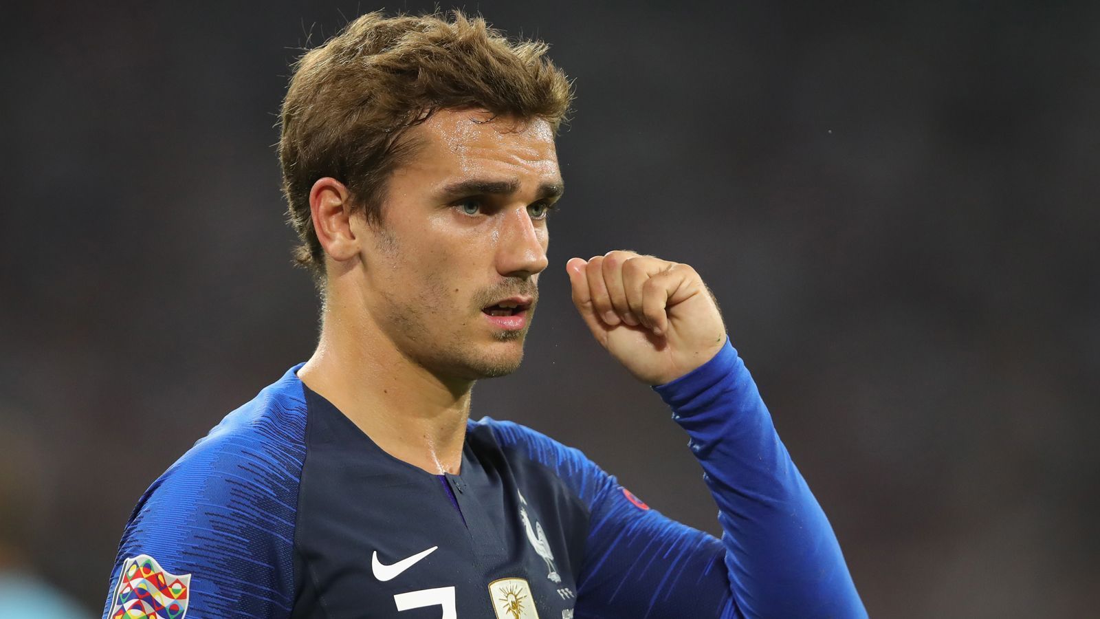 
                <strong>Antoine Griezmann (Frankreich)</strong><br>
                Nach vorne in der ersten Halbzeit unauffällig, arbeitet aber gut mit zurück und rettet nach einer Konterchance vor Timo Werner. Gute Flanke kurz vor der Pause auf Mbappe, der nur knapp den Ausgleich verpasst. Mit einem Traumkopfball sorgt der kleine Griezmann erst für den Ausgleich, später verwandelt der Atletico-Profi den Foulelfmeter sicher zum 2:1. ran-Note: 1
              