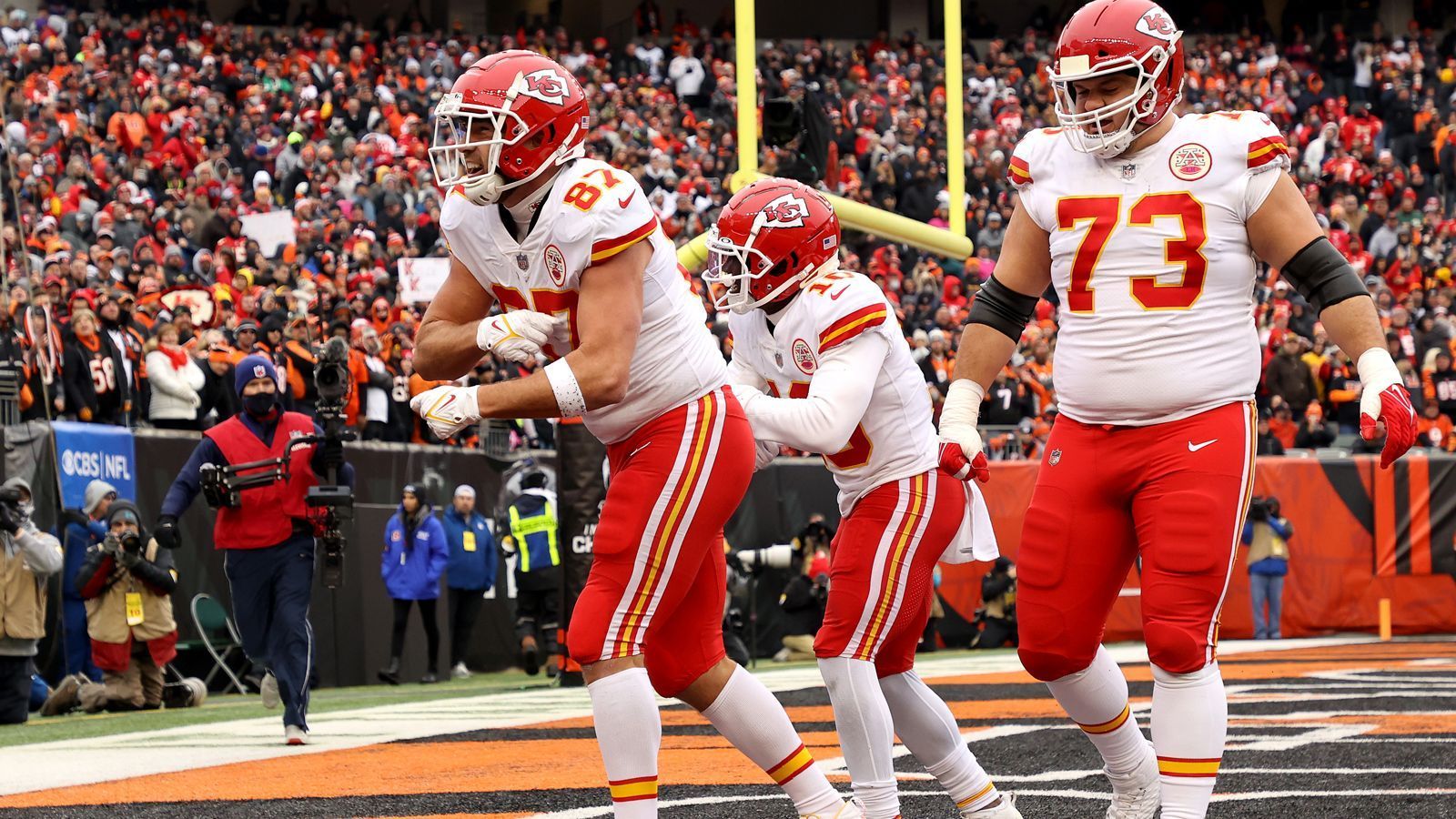 
                <strong>Platz 2: Kansas City Chiefs (12-5, Vorwoche: Platz 2)</strong><br>
                Dass die Chiefs auch im dritten Jahr in Folge in den Super Bowl einziehen wollen, bewiesen sie beim Schützenfest gegen die Pittsburgh Steelers in der Wild-Card-Round. Besonders beeindruckend dabei: Trotz Stolperstart bewies Superstar-Quarterback Patrick Mahomes Nerven und lieferte mit 404 Passing Yards und fünf geworfenen Touchdowns eins seiner besten Playoff-Spiele bislang ab. Nach Problemen zu Beginn der Saison läuft die Offensive neben der wieder erstarkten Defense seit Wochen auf Hochtouren und wirkt so unberechenbar wie lange nicht mehr. Auch wenn die Bills ebenfalls mit breiter Brust nach Kansas City reisen: Gegen einen Patrick Mahomes in dieser Form ist nur schwer etwas auszurichten.
              