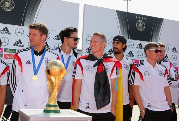 
                <strong>Mit deutscher Flagge, Sonnenbrille und Capi</strong><br>
                Alle sind da, mit ihrem persönlichen Stil: Thomas Müller, Mats Hummels, Bastian Schweinsteiger, Sami Khedira und Ron-Robert Zieler.
              