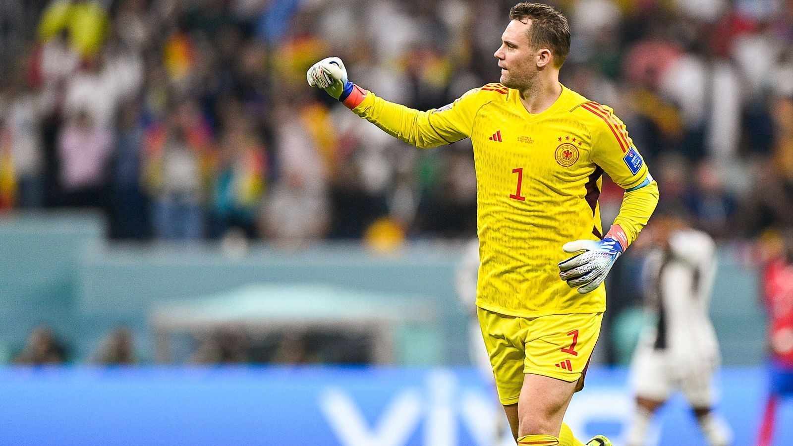 
                <strong>Manuel Neuer</strong><br>
                Mehr als 40 Minuten war der Torwart praktisch beschäftigungslos, ehe Keysher Fuller vor seinem Tor auftaucht und Neuer zur Ecke klären muss. Beim Gegentreffer zum 1:1 kann er zunächst klären, ist aber beim Nachschuss chancenlos. Der zweite Gegentreffer geht allerdings größtenteils auf seine Kappe und wird als Eigentor gewertet. ran-Note: 4 
              