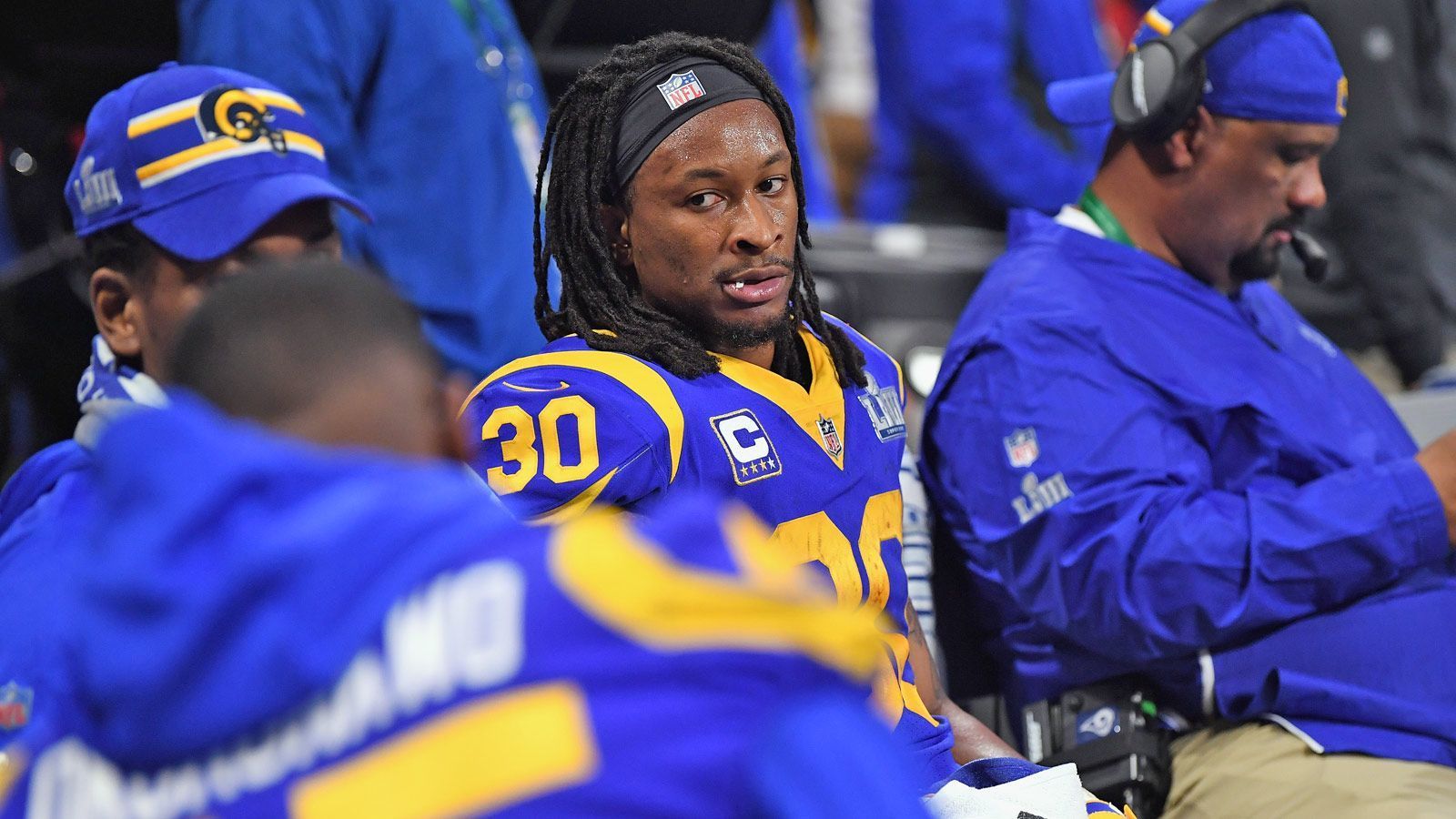 
                <strong>VERLIERER: Todd Gurley</strong><br>
                Es ist die undurchsichtigste Geschichte des Super Bowl. Angeblich hat sich der Star-Running-Back von seiner Verletzung erholt, ist wieder bei 100 Prozent. Trotzdem muss sich das Touchdown-Monster der Regular Season seine Spielanteile mit Backup C.J. Anderson aufteilen. Am Ende kommt der 24-Jährige auf magere 35 Rushing und -1 (!) Receiving Yards. Warum er so wenig Spielanteile bekommt, bleibt auch nach der Partie offen. Er selbst sagt, dass er gesund gewesen sei. Spekulationen über eine disziplinarische Maßnahme haben aktuell noch keine Belege.
              