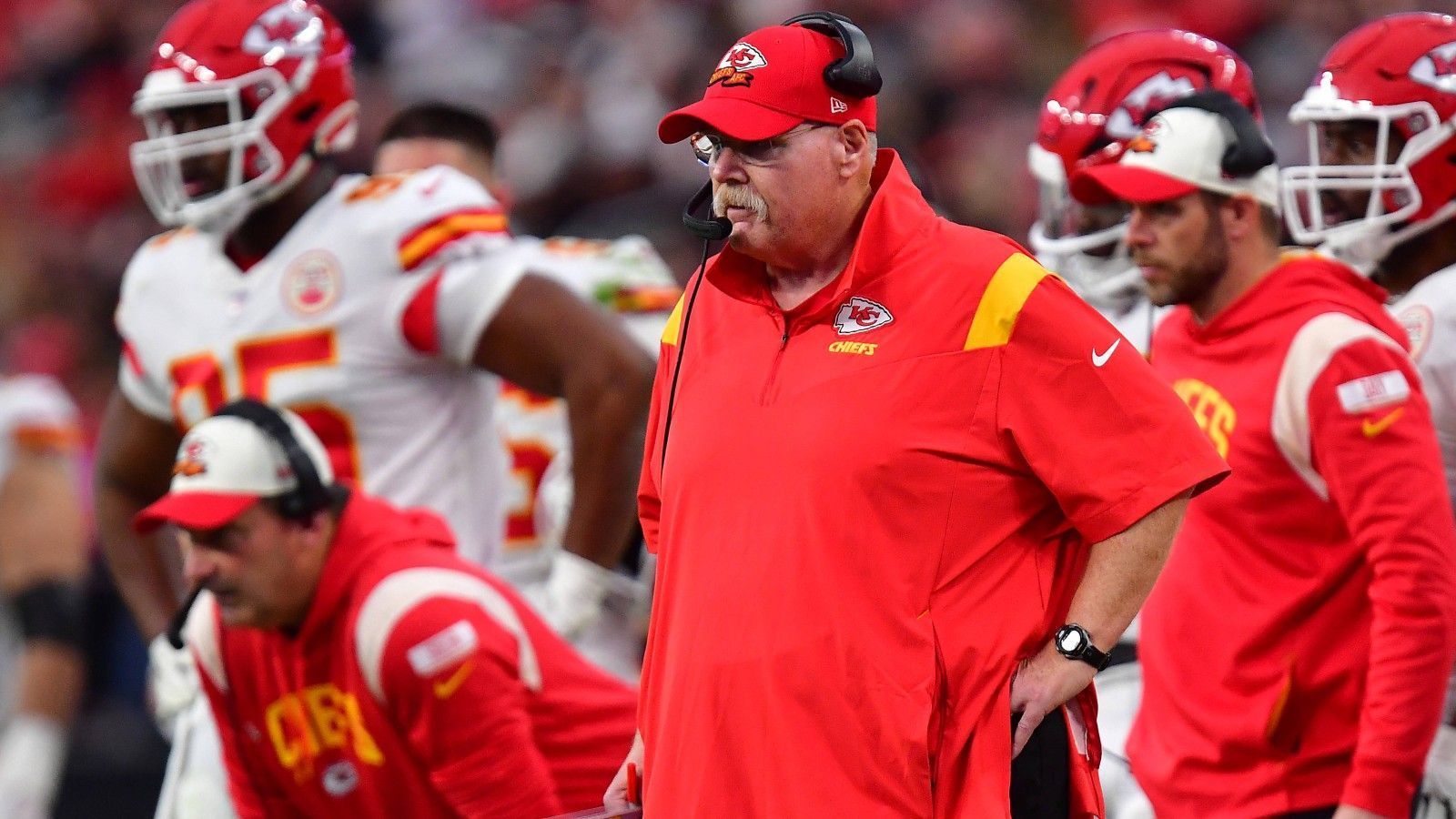 
                <strong>Divisional Round: Andy Reid (Kansas City Chiefs)</strong><br>
                Einmalige Leistung von Andy Reid! In der Divisional Round sicherte sich der Head Coach der Kansas City Chiefs mit seinem Team gegen die Jacksonville Jaguars den Einzug in das Championship Game der AFC. Es war bereits der zehnte Sieg in einem Playoff-Spiel als Trainer der Chiefs, wodurch sich der 64-Jährige in die Geschichtsbücher der NFL eingetragen hat. Er ist nun der erste Übungsleiter, der mit zwei unterschiedlichen Teams jeweils mindestens zehn Siege in der Postseason einfahren konnte. Zuvor war Reid dies bereits bei den Philadelphia Eagles gelungen.
              