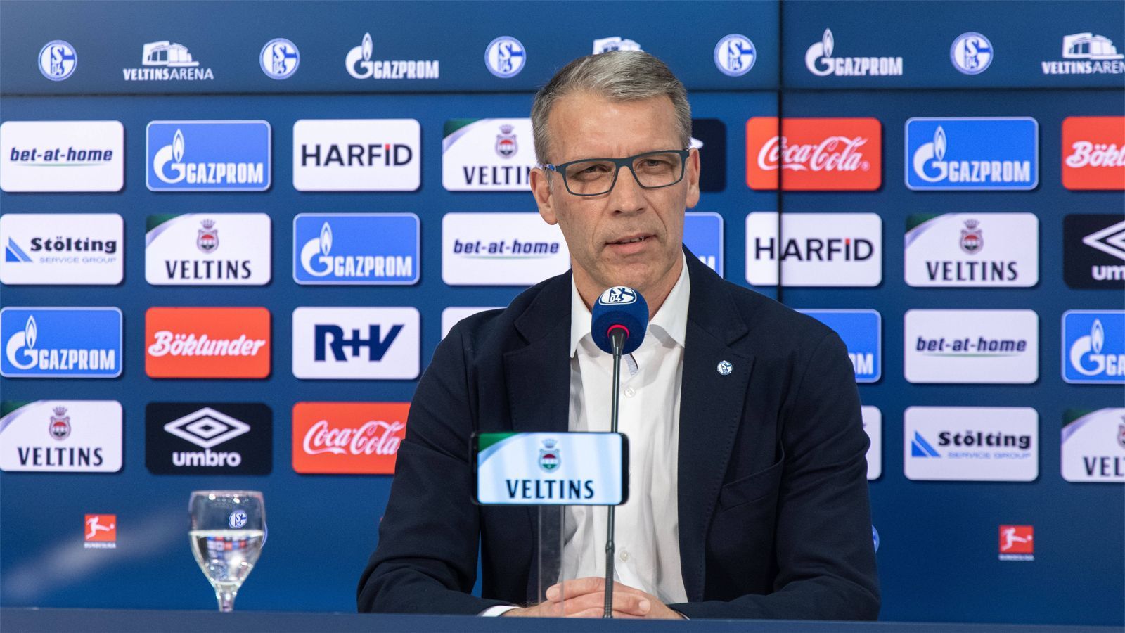 
                <strong>Den Verein langfristig stabilisieren</strong><br>
                Erst unter der Woche hat Hauptsponsor Gazprom den Vertrag bis 2025 verlängert und den Schalkern damit wichtige Planungssicherheit für die Zukunft gegeben. Für Knäbel steht Schalke nun auf einem "guten Fundament". Mit dem wohl höchsten Etat der 2. Liga ist die Mission im kommenden Jahr schnell ausgerufen: Schalke muss den direkten Wiederaufstieg schaffen. Dennoch ist sich Knäbel sicher: "Das wird ein Long-Distance-Run, der uns bevorsteht."
              