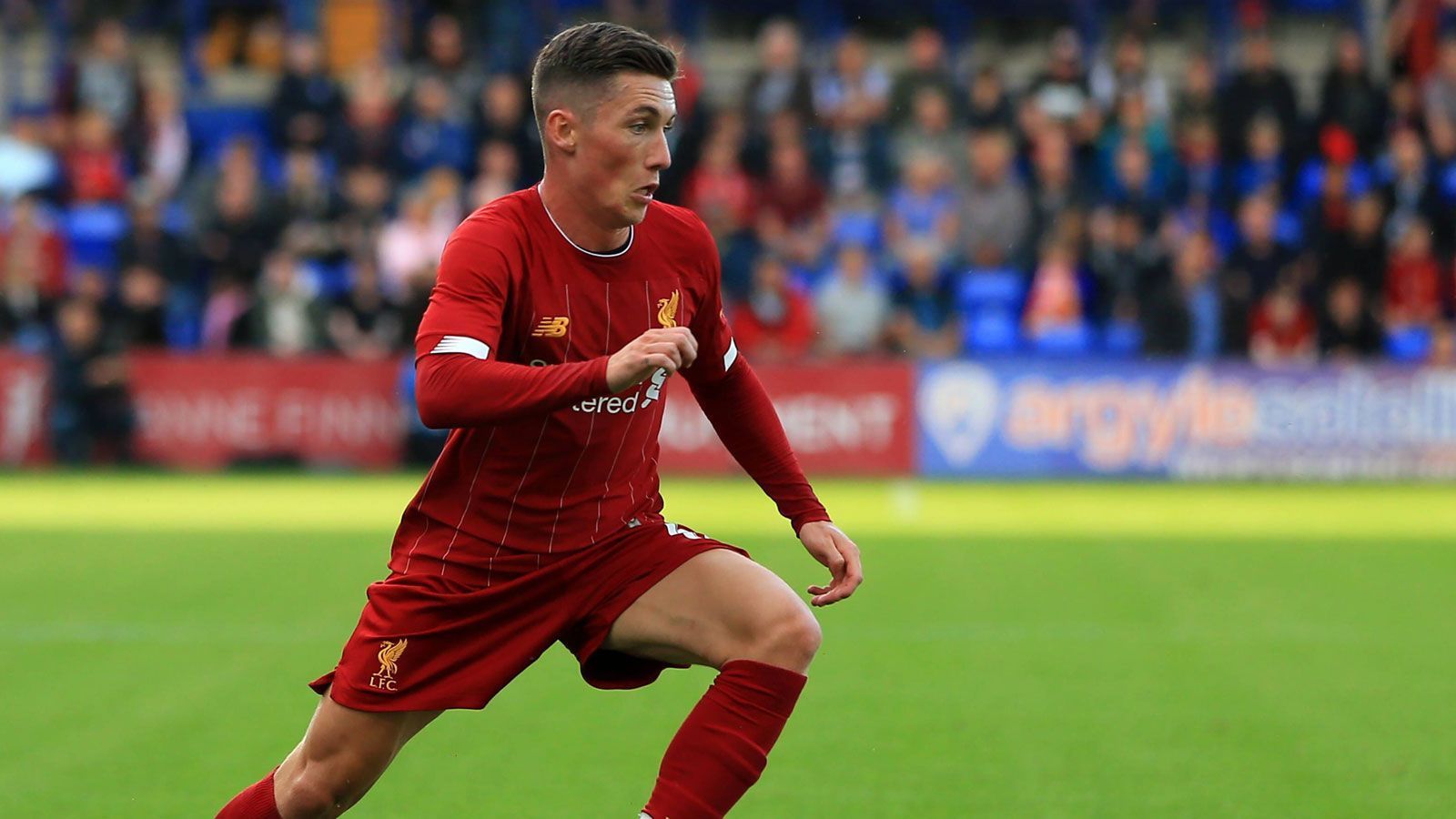 
                <strong>Harry Wilson (22/Rechtsaußen)</strong><br>
                Der walisische Nationalspieler stammt ebenfalls aus der Jugend des FC Liverpool. Zuletzt war er aufgrund der großen Konkurrenz auf seiner Position an Derby County ausgeliehen. Dort erzielte der Linksfuß in der vergangenen Saison 18 Tore. Britische Wett-Anbieter bringen den 22-Jährigen aktuell mit einem Wechsel zu Borussia Dortmund in Verbindung. Auch zahlreiche englische Vereine sind scharf auf den Flügelspieler. Doch Klopp will ihn wohl behalten.
              