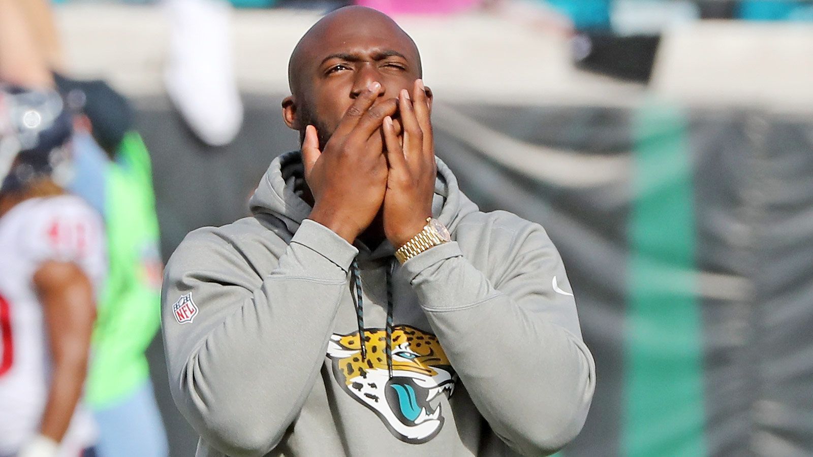 
                <strong>Fournette geht mit der Zeit </strong><br>
                Die Beschützer zu beschenken ist in der NFL scheinbar gute Sitte. Leonard Fournette beschenkt seine O-Line mit Rolex-Uhren als Dank für die Unterstützung in seiner 1000-Yards-Rookie-Saison. Ob wir das Modell hier schon an seinem Arm sehen? Aber es geht auch noch teurer und extravaganter.
              