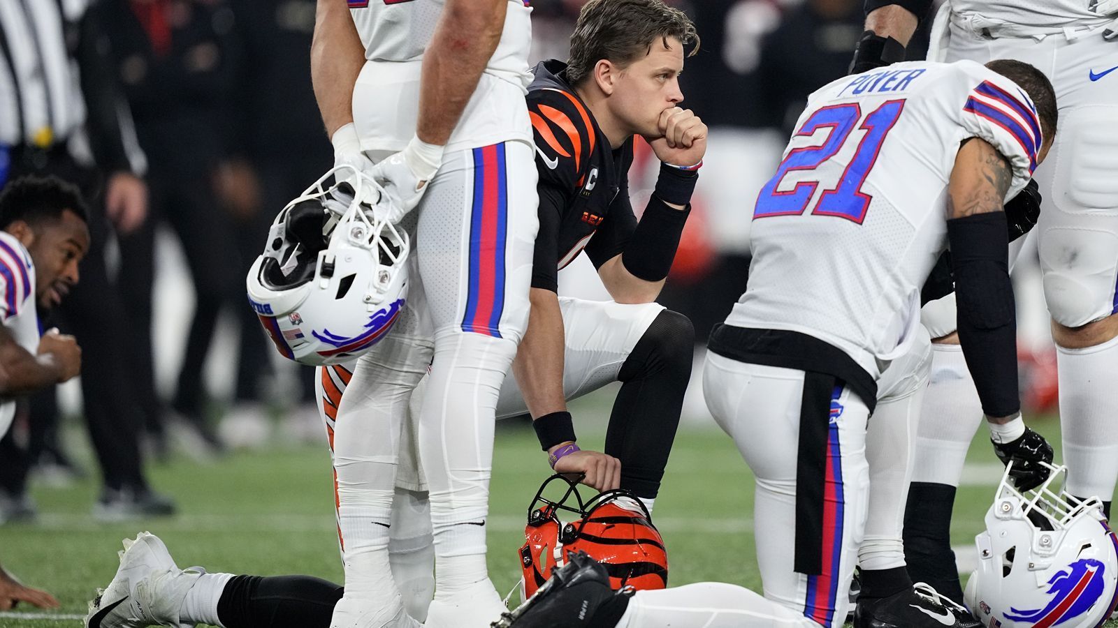 
                <strong>22. Januar - Erstes Aufeinandertreffen seit dem Hamlin-Drama</strong><br>
                Gerade einmal 20 Tage nach dem Alptraum von Cincinnati treffen beide Teams in der Divisional Round erneut aufeinander. Auch wenn bei Hamlin an Football längst nicht zu denken ist, dürften sein Besuch in der Bills-Kabine dem ganzen Team Auftrieb geben. Obwohl beide Franchises mit langen Siegesserien aufwarten (Bills: acht Spiele, Bengals: neun), sind die wackeligen Auftritte beider Teams in der Wild Card Round ein Warnzeichen. Doch egal wer Sonntagnacht als Sieger vom Platz geht: Der eigentliche Gewinner der letzten Wochen nach dem denkwürdigen ersten Aufeinandertreffen ist Damar Hamlin.
              