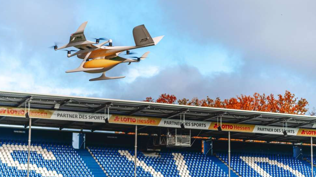 <strong>Darmstadt 98 mit Weltneuheit</strong><br>Höhenflüge hat Aufsteiger Darmstadt 98 bislang in dieser Saison nicht so häufig erlebt. Doch nun wollen die Hessen ganz hoch hinaus – und liefern nach eigener Darstellung als erster Klub weltweit Fanartikel per Drohne aus. Im Rahmen eines Pilotprojekts können Fans über eine Website Artikel bestellen, die dann von einer Drohne der Firma "Wingcopter" ausgeliefert werden.