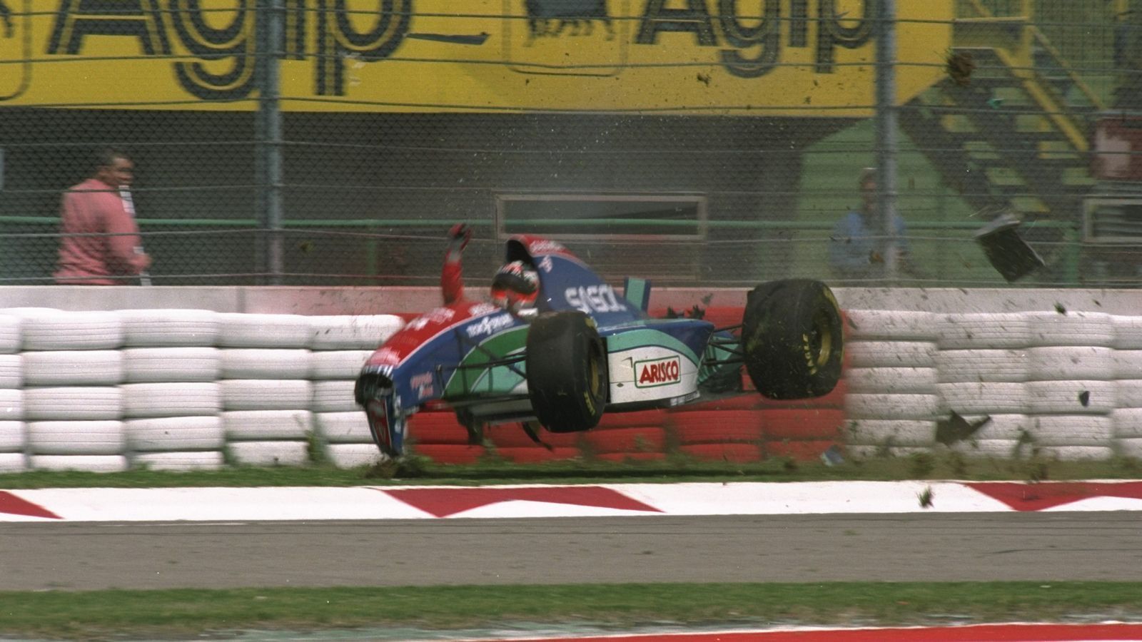 
                <strong>Ayrton Senna: Als die Formel 1 ihre Seele verlor</strong><br>
                Am Freitag, dem 29. April 1994, zunächst der Horrorcrash von Rubens Barrichello im Training, den er fast verletzungsfrei überlebt. Damon Hill meint später: "Wir alle machten weiter mit dem Qualifying, denn wir hatten ja gesehen, dass unsere Autos stark wie Panzer sind. Man konnte vielleicht durchgeschüttelt werden, sich aber nicht verletzen."
              
