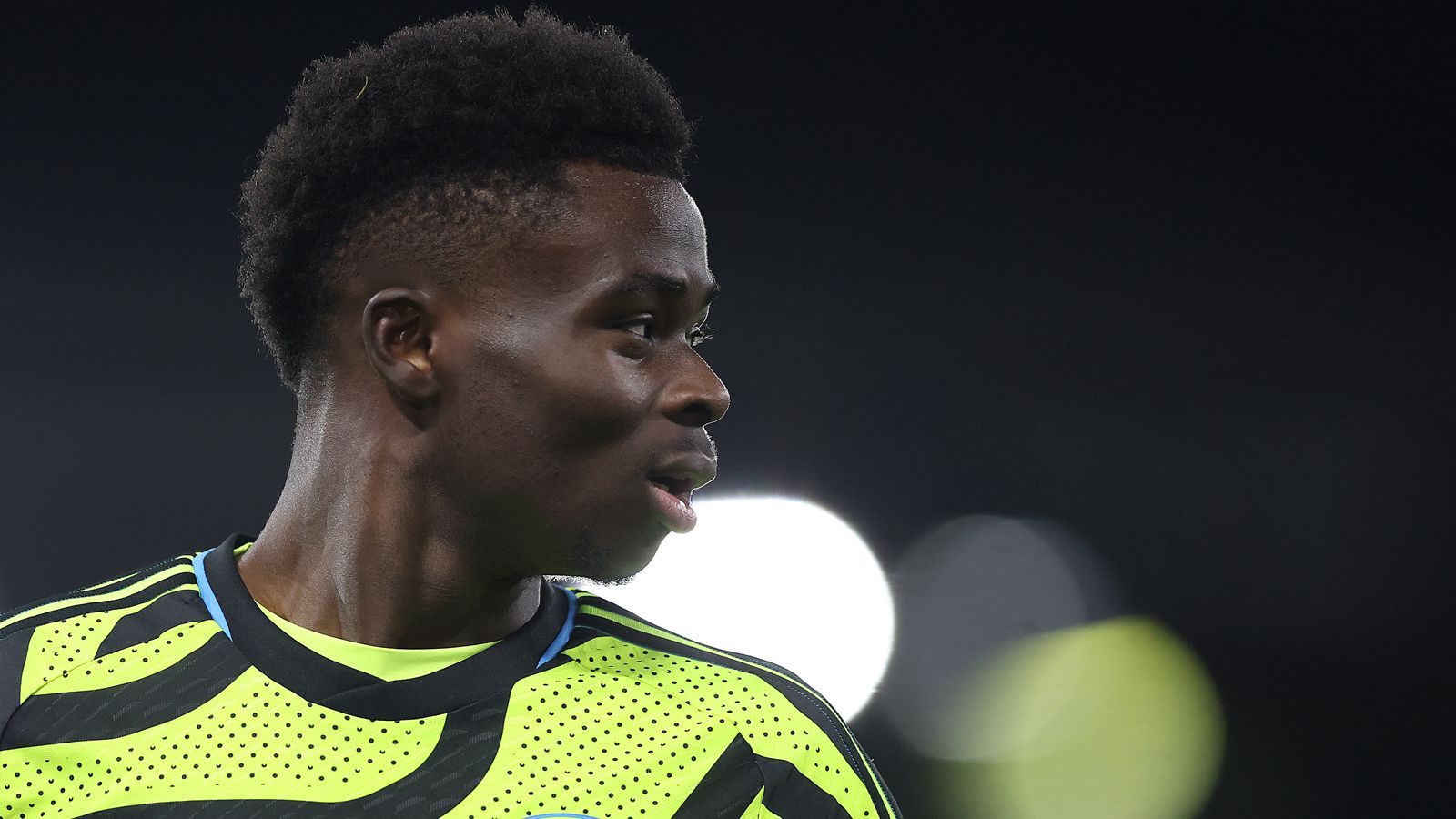 <strong>Rechter Mittelfeldspieler: Bukayo Saka (FC Arsenal)</strong><br>Mit drei Toren und vier Vorlagen ist der englische Nationalspieler der MVP der Londoner. Er beackerte seine Seite regelmäßig und war kaum zu stoppen.&nbsp;