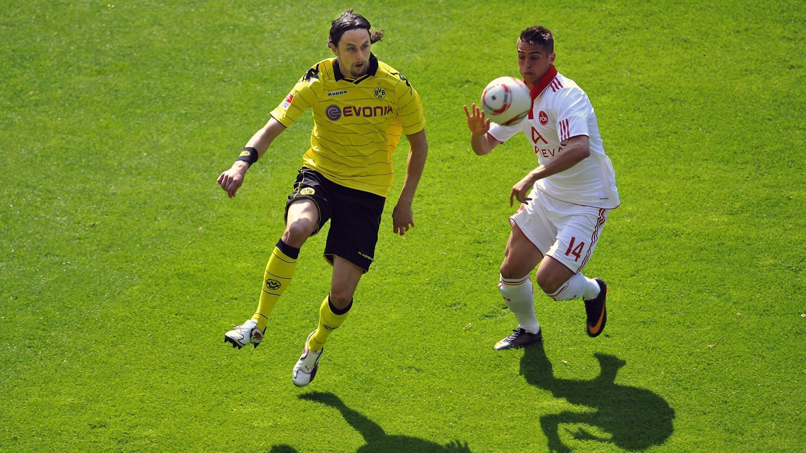 
                <strong>Neven Subotic</strong><br>
                Auf 31 Bundesliga-Einsätze brachte es Innenverteidiger Neven Subotic in der Meister-Saison 2010/11 für den BVB. Der Serbe bildete damals mit Mats Hummels ein Top-Defensivduo, die Abwehr der Borussia ließ gerade einmal 22 Gegentreffer zu, was ein Grundstein für den sensationellen Meistertitel war. Anschließend stand Subotic noch bis 2018 bei den Dortmundern unter Vertrag. Nach den weiteren Karriere-Stationen St. Etienne, Union Berlin und Denizlispor kickt der 32-Jährige mittlerweile in Österreich bei Altach. Dort hat er aber in dieser Saison nichts mit einem möglichen Titel zu tun, sondern muss den Vorarlbergern im Abstiegskampf helfen. 
              