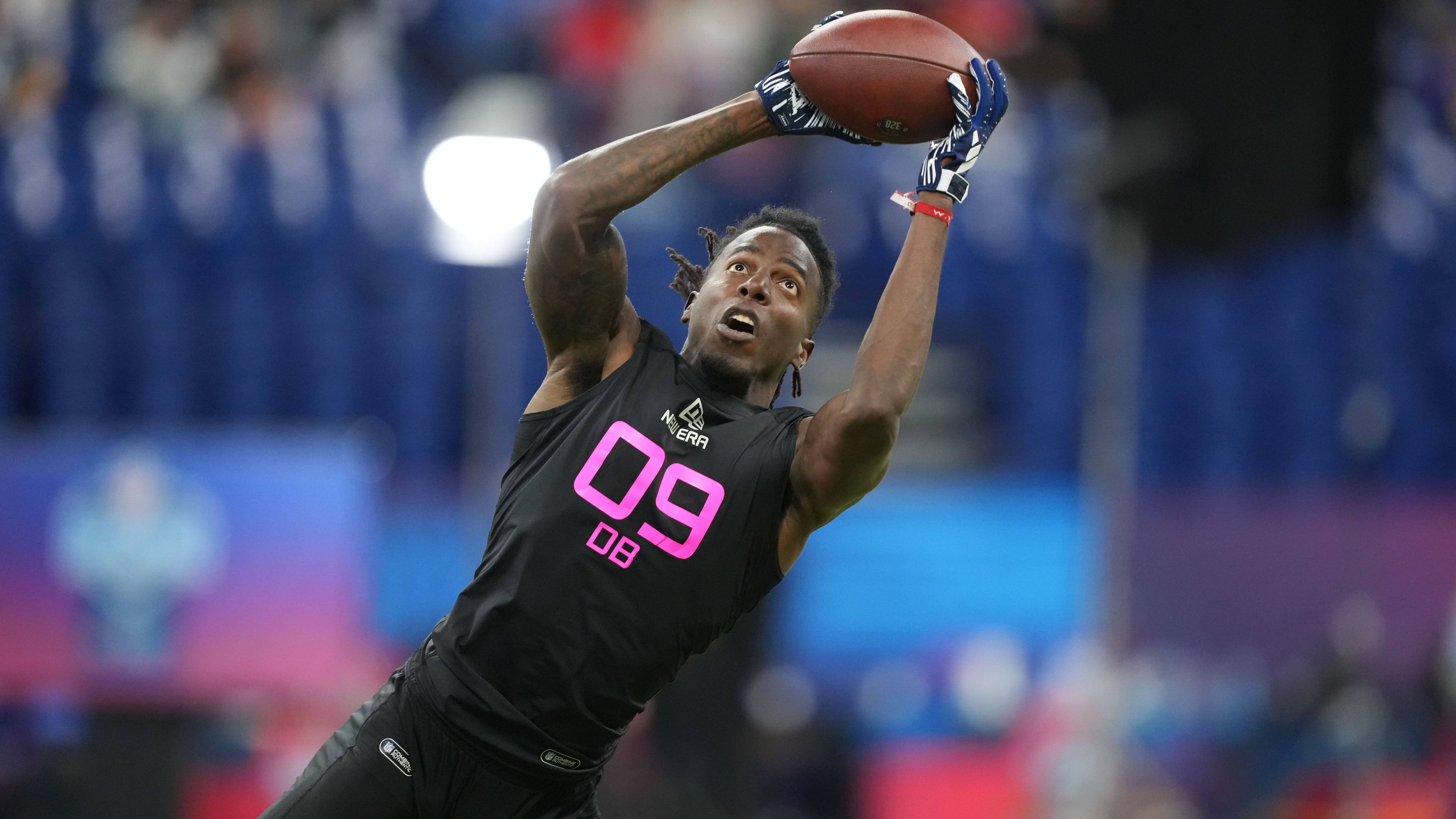 <strong>Zah Frazier (Chicago Bears)</strong><br>Chicago hat Cornerback Frazier zwar erst in diesem Jahr gedraftet, doch er wird die gesamte Saison verpassen. Unklar bleibt, weshalb genau er ausfällt. General Manager Ryan Poles erklärte: "Er hatte eine Situation, die ich als persönlich bezeichnen würde. Als wir der Sache nachgegangen sind und versucht haben, ihm zu helfen, stellte sich heraus, dass es etwas war, das schon vor seiner Zeit hier passiert ist."