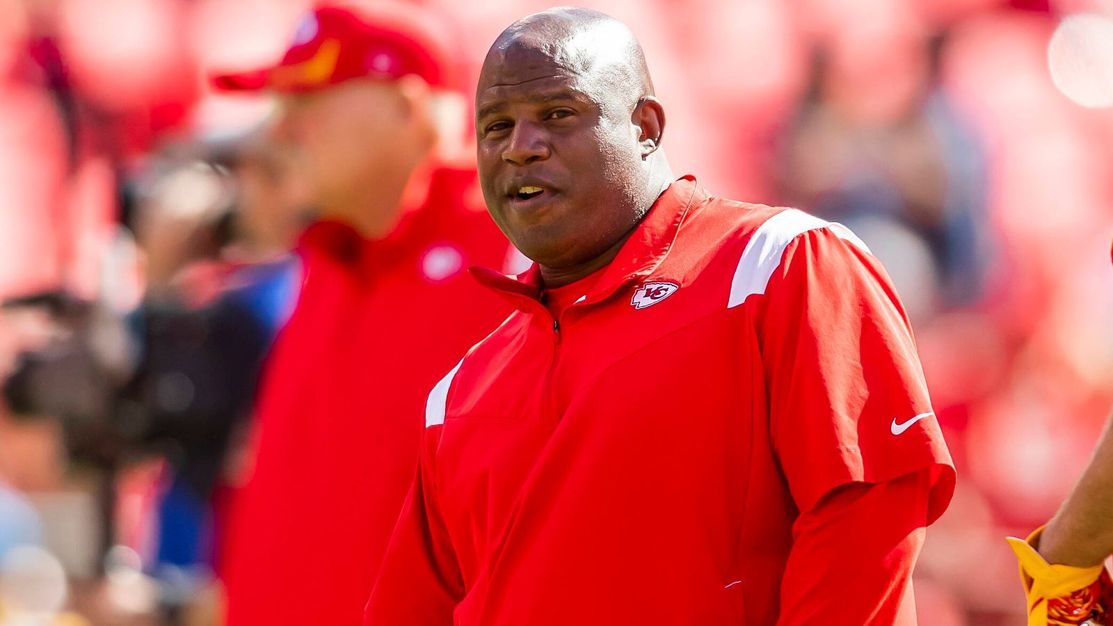 
                <strong>Eric Bieniemy (Offensive Coordinator, Kansas City Chiefs)</strong><br>
                Es ist kaum erklärbar, dass Eric Bieniemy nicht längst irgendwo als Head Coach untergekommen ist. Seit dem Jahre 2018 ist er der Offensive Coordinator von den Kansas City Chiefs und somit auch die Stimme im Ohr von Patrick Mahomes. Er formte eine der stärksten Offensiven der vergangenen Jahre. Der Ex-Profis (Chargers, Bengals, Eagles) dürfte für mehrere Teams ein möglicher Kandidat sein.
              