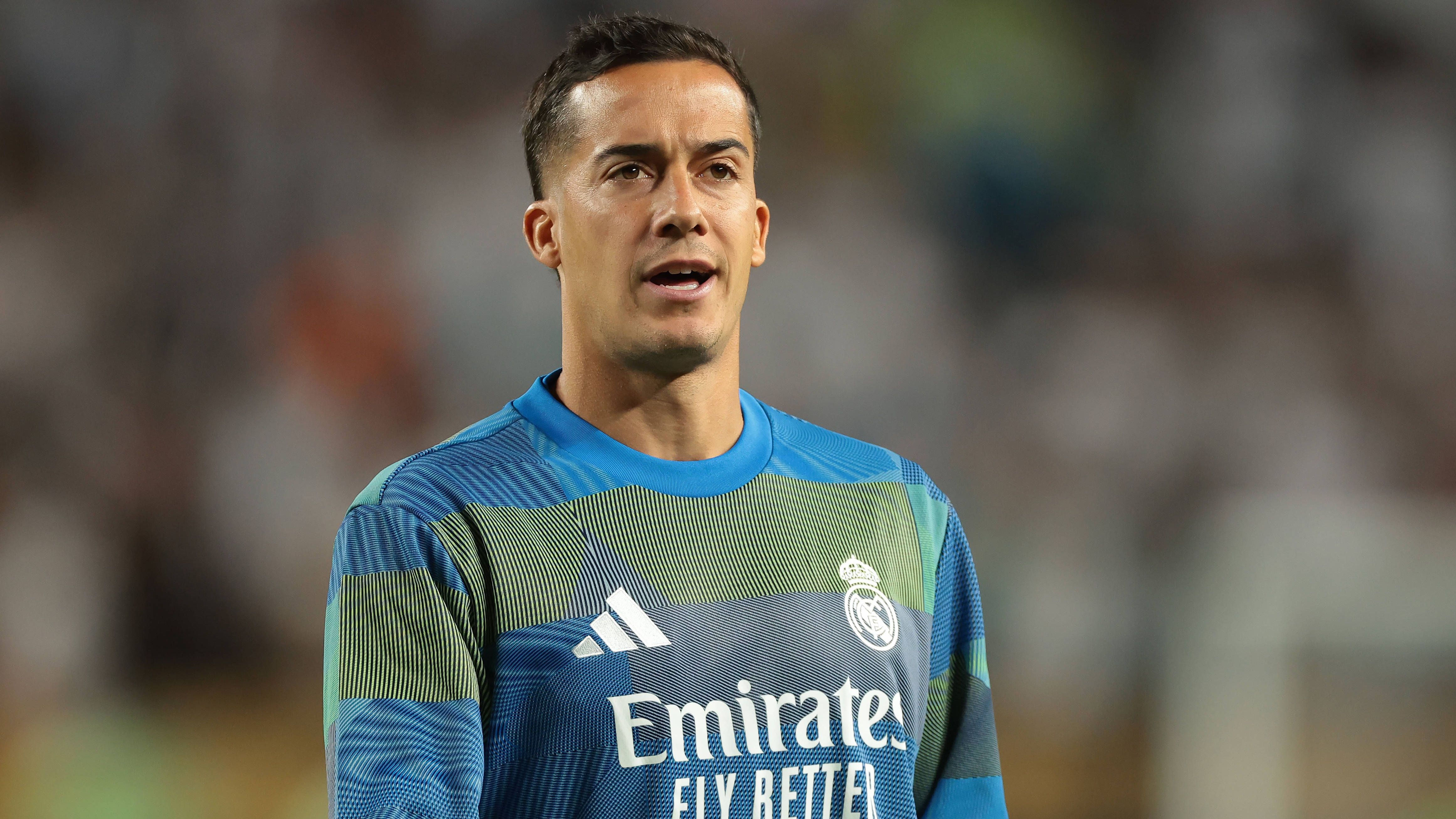 <em><strong>Lucas Vazquez (Real Madrid)</strong><br>Nach zehn Jahren bei den "Königlichen" ist Vazquez momentan vereinslos. Ein glücklicher Umstand für die "Werkself". Demnach soll Leverkusen kurz vor einer Verpflichtung des 34-Jährigen stehen. Transfer-Insider Fabrizio Romano berichtet sogar, der Medizincheck sei bereits bestanden. Es wäre für den fünffachen Champions-League-Sieger die erste Auslandsstation und für Bayer 04 einer der ältesten Neuzugänge der Klubgeschichte. Der spanische Rechtsverteidiger stand für Real 402 Spiele auf dem Rasen.</em>