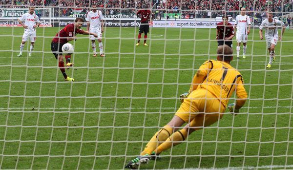 
                <strong>Hannover 96 - FC Augsburg 2:1</strong><br>
                Artur Sobiech gleicht für 96 aus. Dann ist es an Szabolcs Huszti, die beeindruckende Heimserie der Niedersachsen auszubauen. Mit seinem verwandelten Handelfmeter sichert der Ungar kurz vor Ende den vierten Erfolg im vierten Spiel vor eigenem Publikum
              