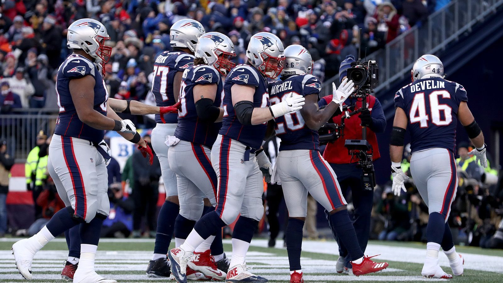 
                <strong>Platz 2 (geteilt): New England Patriots - 35 Siege</strong><br>
                Obwohl es gefühlt so scheinen mag, sind die New England Patriots nicht das erfolgreichste Team der NFL-Geschichte - Stand jetzt (15. Januar 2019). Mit dem Draft-Pick von Tom Brady starten die Bostoner einen Höhenflug, der bis heute nicht enden will. Durch den Sieg über die Los Angeles Chargers in den vergangenen Divisional Playoffs kommt das Team von Head-Coach Bill Belichick auf 35 Playoff-Siege. Sammelt Brady diese Saison den nächsten Rekord bei den Pats? Eine kleine Hürde fehlt noch. 
              