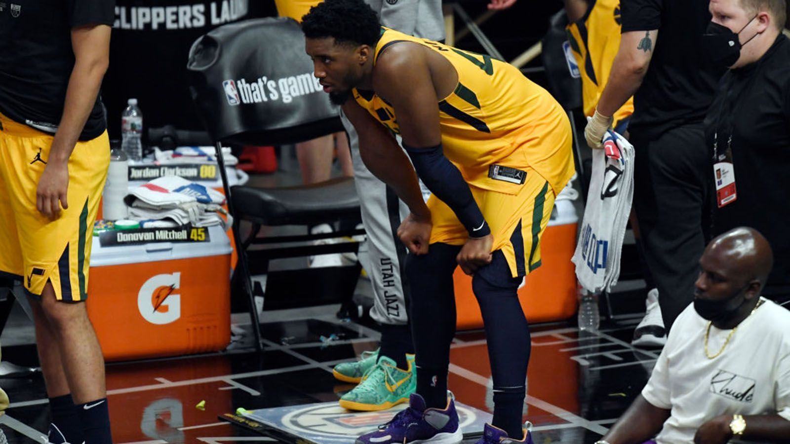 
                <strong>Donovan Mitchell (Utah Jazz)</strong><br>
                Der gefährlichste Offensivspieler der Utah Jazz musste in den Playoffs bereits mit einer Knöchelverletzung pausieren. Und auch in Runde 2 gegen die Los Angeles Clippers wuchsen kurzzeitig die Sorgenfalten der Jazz-Anhänger, als Mitchell humpelnd das Feld verließ. Doch die Sorgen waren nur von kurzer Dauer, schließlich konnte Mitchell weiter auflaufen und könnte somit zu einem Trumpf im Titelkampf für den Erstplatzierten der regulären Saison sein. 
              