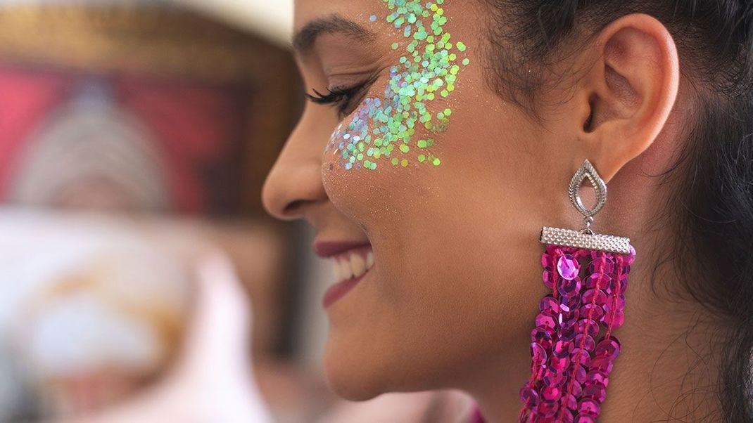 Mit viel Glitter, großen Wimpern und auffälligen Accessoires bist du perfekt gestylt - werde zum Eyecatcher mit deinem Karnevals-Look!
