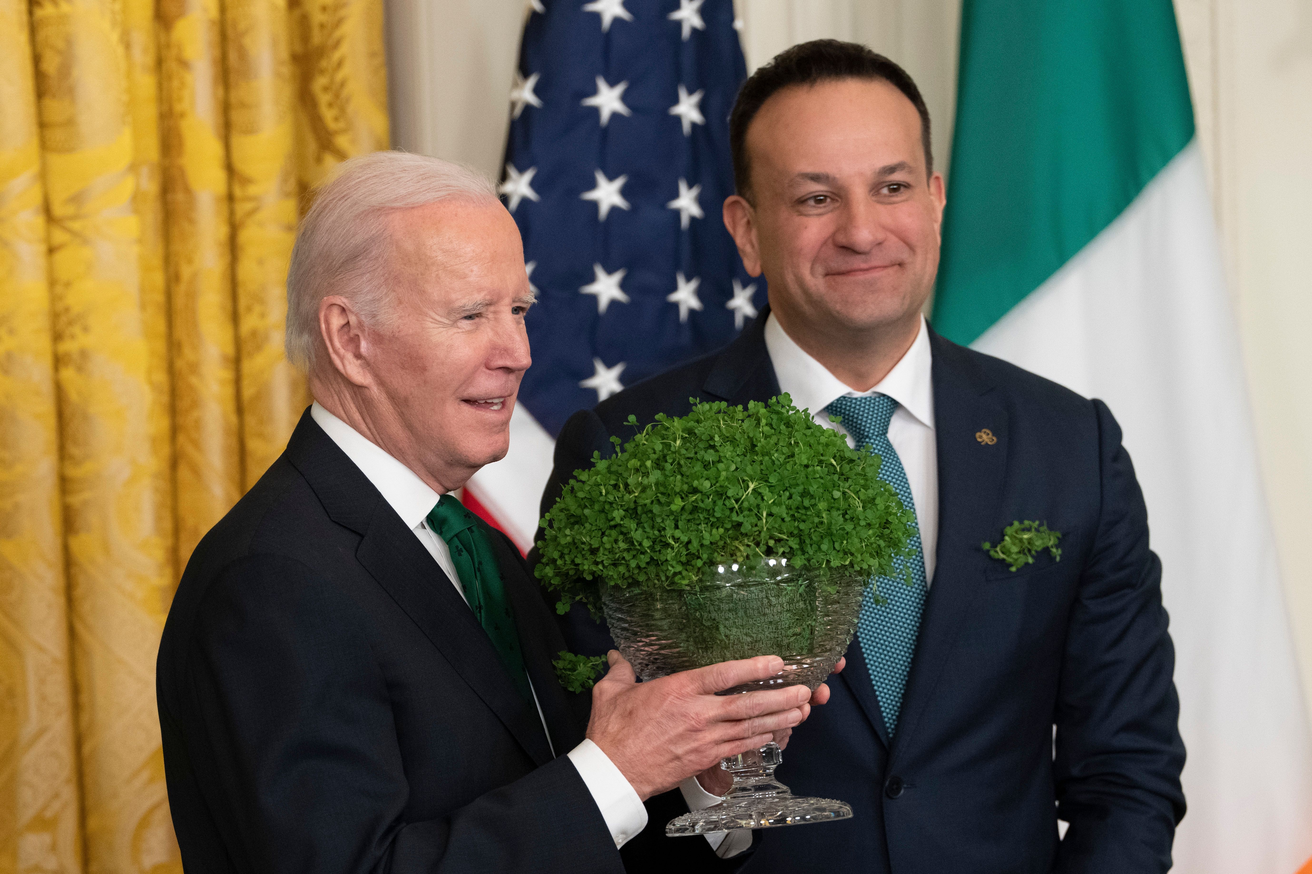 Eine weitere Tradition zum St. Patrick's Day: Jedes Jahr überreicht der irische Regierungschef dem US-Amerikanischen Präsident eine Schüssel mit Kleeblättern.