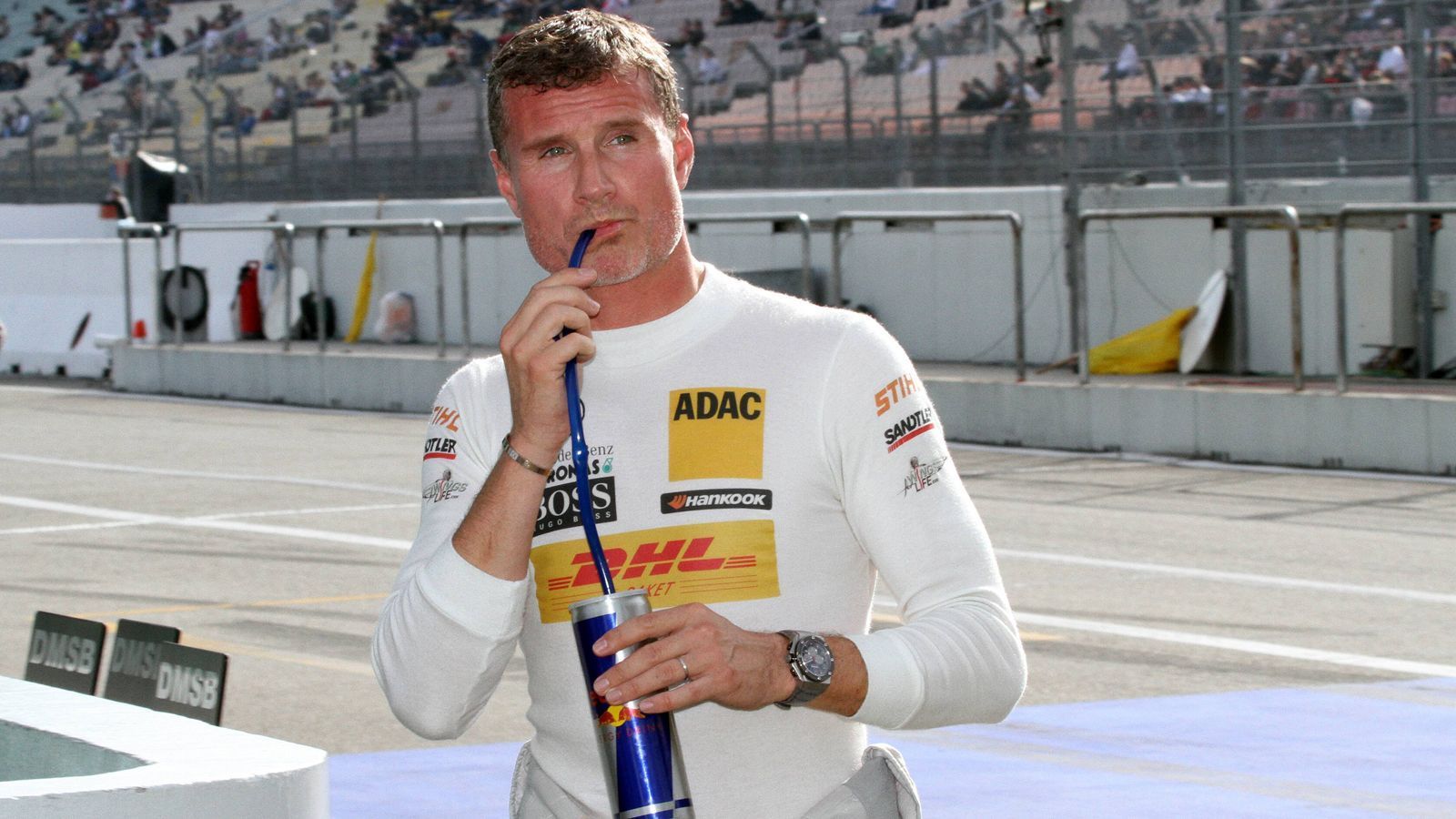 
                <strong>David Coulthard (246 Formel-1-Rennen)</strong><br>
                David Coulthard zählte in den 1990er Jahren ebenfalls zu den großen Namen in der Formel 1. Er gewann 13 Rennen und wurde im Jahre 2001 sogar Vize-Weltmeister hinter Michael Schumacher. Solche Erfolge blieben in der DTM aus. Drei Jahre fuhr er für Mercedes, belegte in der Gesamtwertung aber lediglich zwei Mal den 16. und ein Mal den 15. Platz.
              