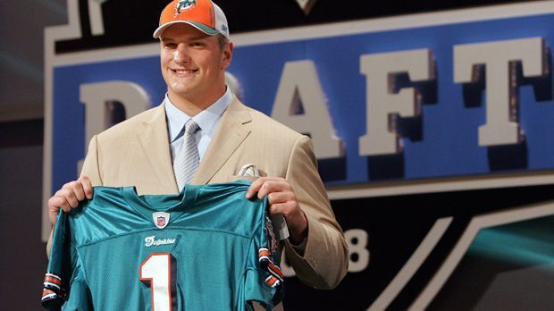 
                <strong>Offensive Lineman: Jake Long</strong><br>
                Offensive Lineman: 7 Mal. Die O-Line erhält gerade in den vergangenen Jahren mehr und mehr Aufmerksamkeit bei der Wahl an erster Stelle. In den vergangenen zehn Jahren sind es Jake Long (2008, Foto) und Eric Fisher (2013), die von den Miami Dolphins bzw. Kansas City Chiefs ausgewählt werden.
              