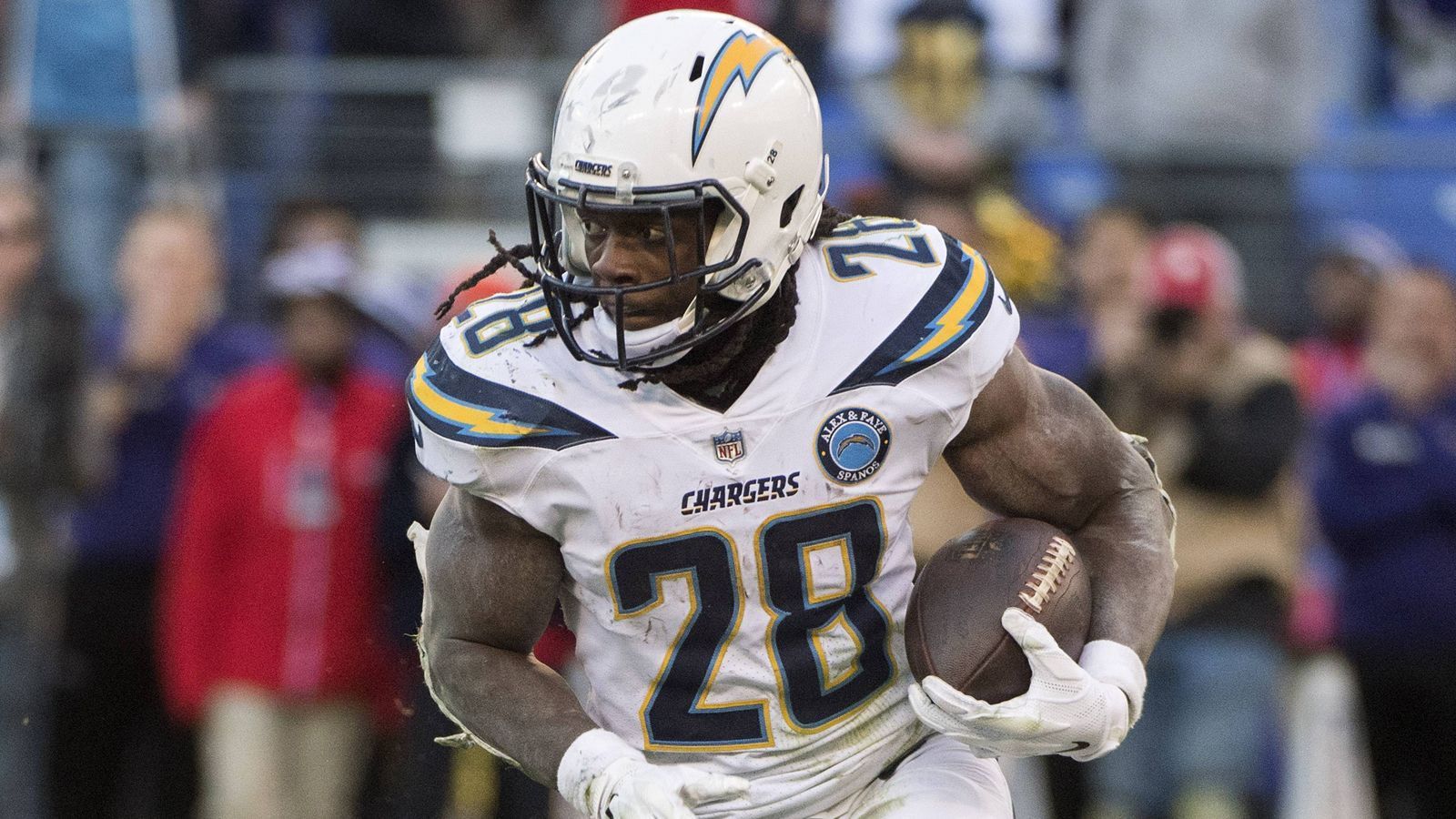 
                <strong>Verlierer: Melvin Gordon</strong><br>
                Der nächste Rückschlag für Running Back Melvin Gordon in seinem Holdout bei den Los Angeles Chargers. Justin Jackson und besonders Austin Ekeler sprangen für Gordon in die Bresche und machten seine Abwesenheit vergessen. Letzterer bewies seine Qualitäten als Dual-Threat-Running-Back und verbuchte neben zwölf Rushes für 58 Yards und einem Touchdown auch sechs Receptions für 96 Yards und zwei Touchdowns. Die in den vergangenen Wochen ohnehin bereits schlechten Karten im Vertragspoker werden sich damit nochmals deutlich verschlechtert haben.
              