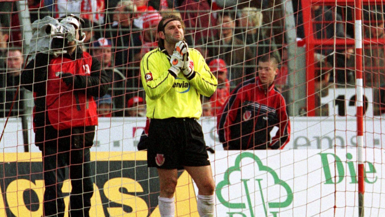 
                <strong>Tomislav Piplica (Energie Cottbus) </strong><br>
                6. April 2002: Energie Cottbus – Borussia Mönchengladbach (3:3)Cottbus-Keeper Piplicia war so etwas wie der "Godfather of Patzer". Mehrmals verschuldete der Energie-Schlussmann durch Patzer einen Gegentreffer. Den wohl berühmtesten Schnitzer leistete sich Pipilica im Spiel gegen Mönchengladbach. Kurz vor Abpfiff lag Cottbus noch mit 3:2 in Führung, als ein Schuss von Marcel Witeczek an der Strafraumgrenze abgefälscht und zur Bogenlampe wurde. Der Ball war eine gefühlte Ewigkeit in der Luft und kam in Richtung Tor wieder runter. Anstatt das Leder einfach aus der Luft zu pflücken, stand Piplica regungslos auf der Torlinie, der Ball fiel direkt auf seinen Kopf und prallte von dort aus direkt zum 3:3-Endstand ins Cottbuser Tor. Durch dieses kuriose Remis konnte Aufsteiger Gladbach vorzeitig den Klassenerhalt feiern.
              