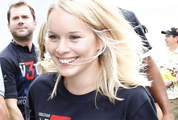 
                <strong>Hanna Sprater</strong><br>
                Sie ist nur ganz selten an der Rennstrecke zu sehen. Obwohl sie mit dem aktuell erfolgreichsten Piloten der Formel 1 zusammen ist
              