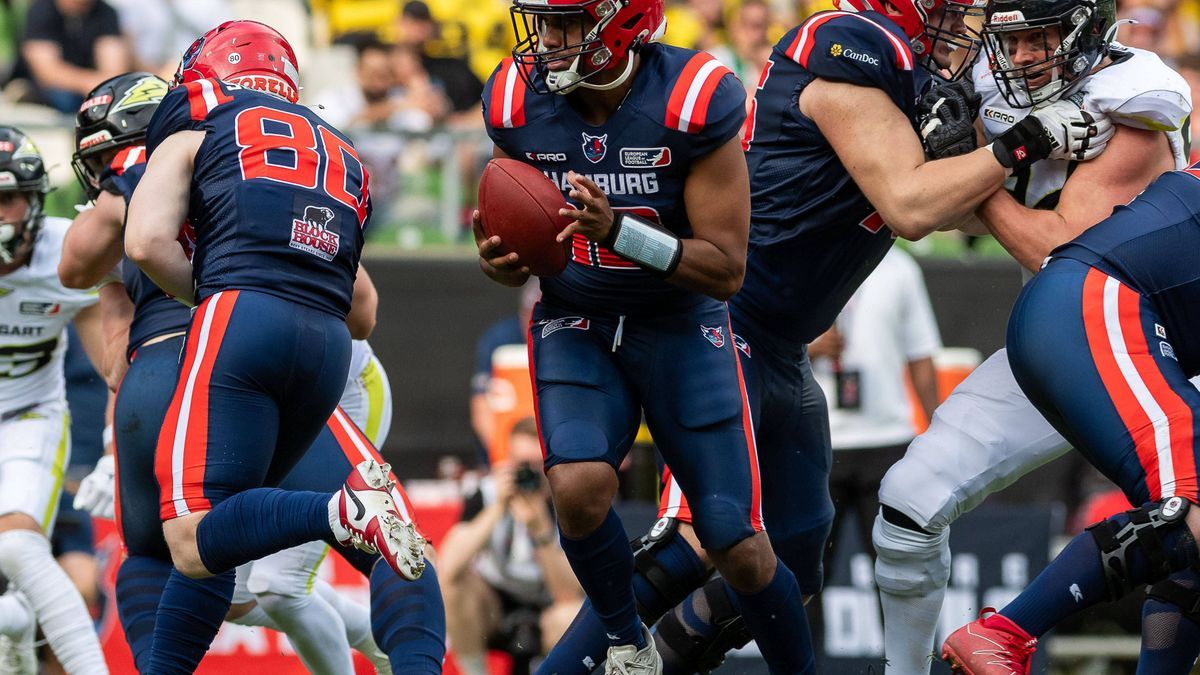 Taulia Tagovailoa (Hamburg Sea Devils 12), Hamburg Sea Devils vs. Stuttgart Surge, American Football, European League of Football, Spieltag 3, Saison 2025, 31.05.2025, Hamburg Sea Devils vs. Stuttg...