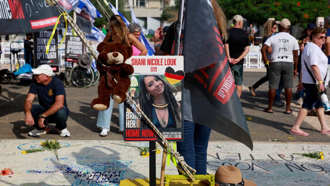 Ein Bild der vermissten Shani Louk bei einer Demonstration von Familienmitgliedern der Geiseln.