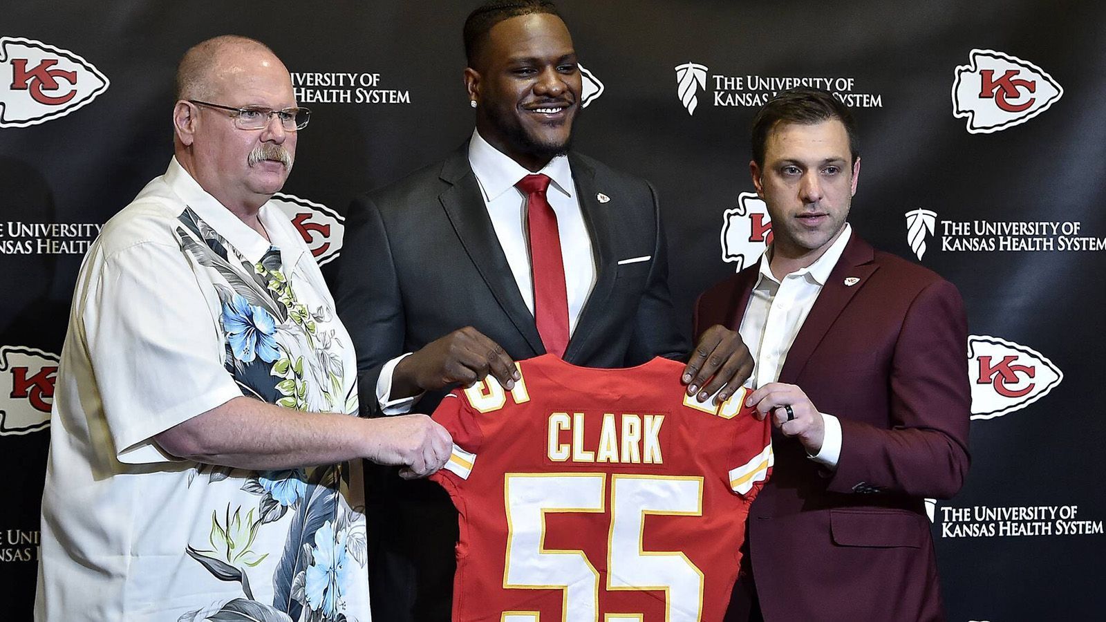 
                <strong>Frank Clark </strong><br>
                In einer ähnlichen Situation befanden sich die Seattle Seahawks und Defensive End Frank Clark. Die Seahawks taten es den Chiefs gleich und tradeten Clark nach Kansas City. Die Chiefs ersetzten so Ford umgehend und gaben Clark den Deal, den sie Ford nicht hatten geben wollen: fünf Jahre, 104 Millionen Dollar, 62.305.000 Dollar garantiert. Zudem schickten die Chiefs unter anderem einen Erstrundenpick aus diesem Jahr und einen 2020er Zweitrundenpick nach Seattle.
              