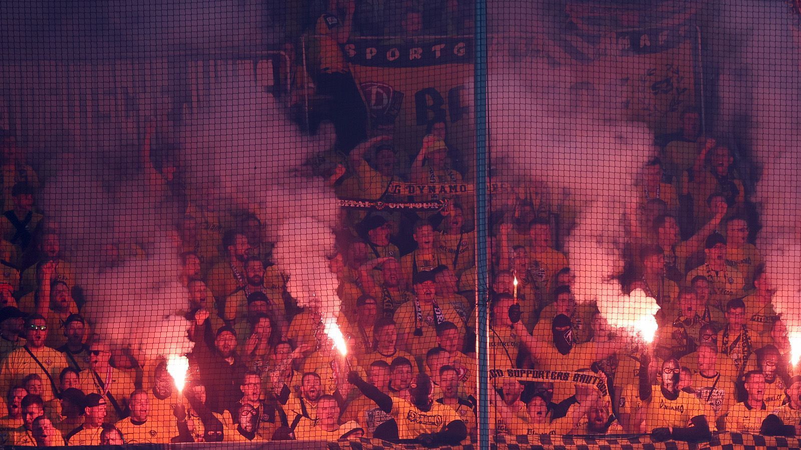 
                <strong>Dresdner Fans verzögern Anpfiff mit Pyro-Zündelei</strong><br>
                Schiedsrichter Daniel Siebert musste den Anpfiff verzögern, weil Feuerwerkskörper in die Zuschauerränge geflogen sein sollen. Auf Seiten der Dresdner Fans leuchtete es trotz gelber Shirts knallrot.
              