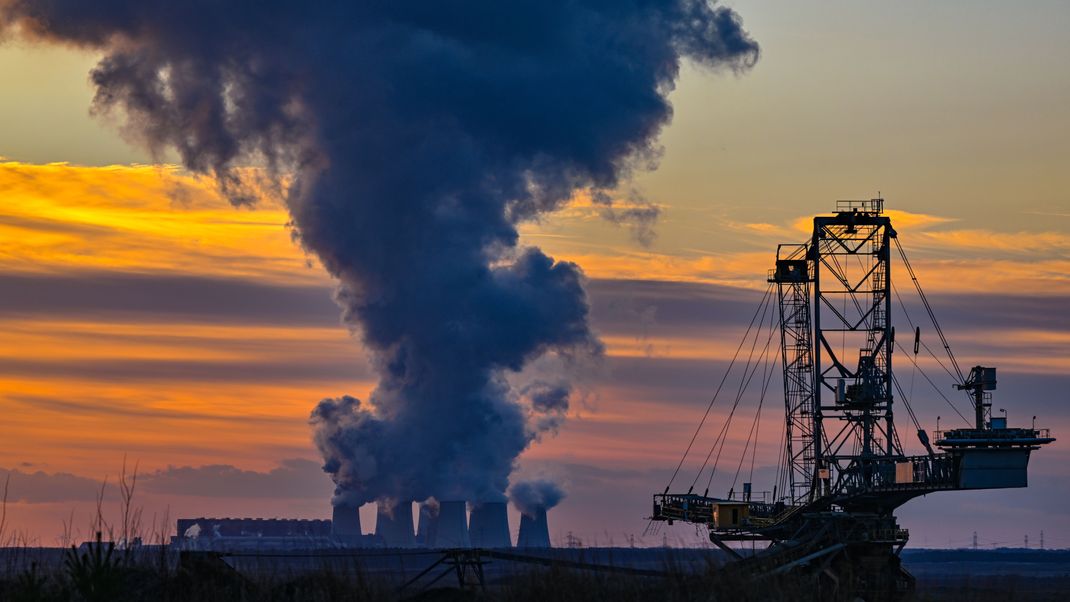 13.02.2024, Brandenburg, Grießen: Wasserdampf steigt im Sonnenuntergang am frühen Abend aus den Kühltürmen des Braunkohlekraftwerks Jänschwalde. 