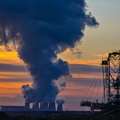 13.02.2024, Brandenburg, Grießen: Wasserdampf steigt im Sonnenuntergang am frühen Abend aus den Kühltürmen des Braunkohlekraftwerks Jänschwalde. 