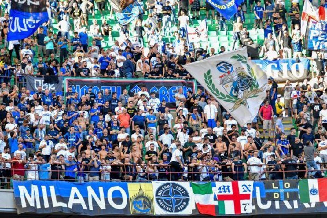 Aberglaube und Fußball: Laut dem "Fan Passion Report" sind italienische Fußball-Fans am abergläubischsten – 47 Prozent tragen als Glücksbringer ein spezielles Kleidungsstück im Stadion, 20 Prozent beharren darauf, immer auf demselben Platz zu sitzen.