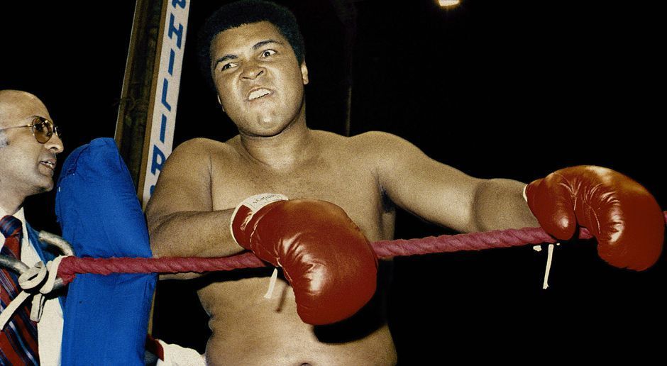 
                <strong>Muhammad Ali - Joe Frazier</strong><br>
                1. Oktober 1975 in Manila/Philippinen: Ali - Joe Frazier (WBA/WBC-Titelverteidigung, Sieg durch T.K.o. in der 14. Runde): Wohl nie zuvor und danach war Boxen dramatischer, brutaler und zerstörerischer. Der "Thrilla in Manila" bildete den Höhepunkt der erbitterten Rivalität zweier Box-Legenden.
              