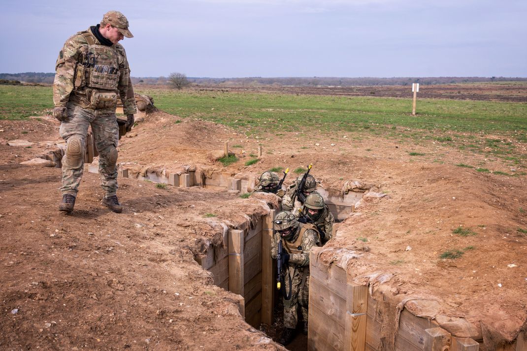 Ukrainische Rekruten werden von Angehörigen des dänischen Militärs an einen nicht genannten Ort ausgebildet. (Symbolbild)