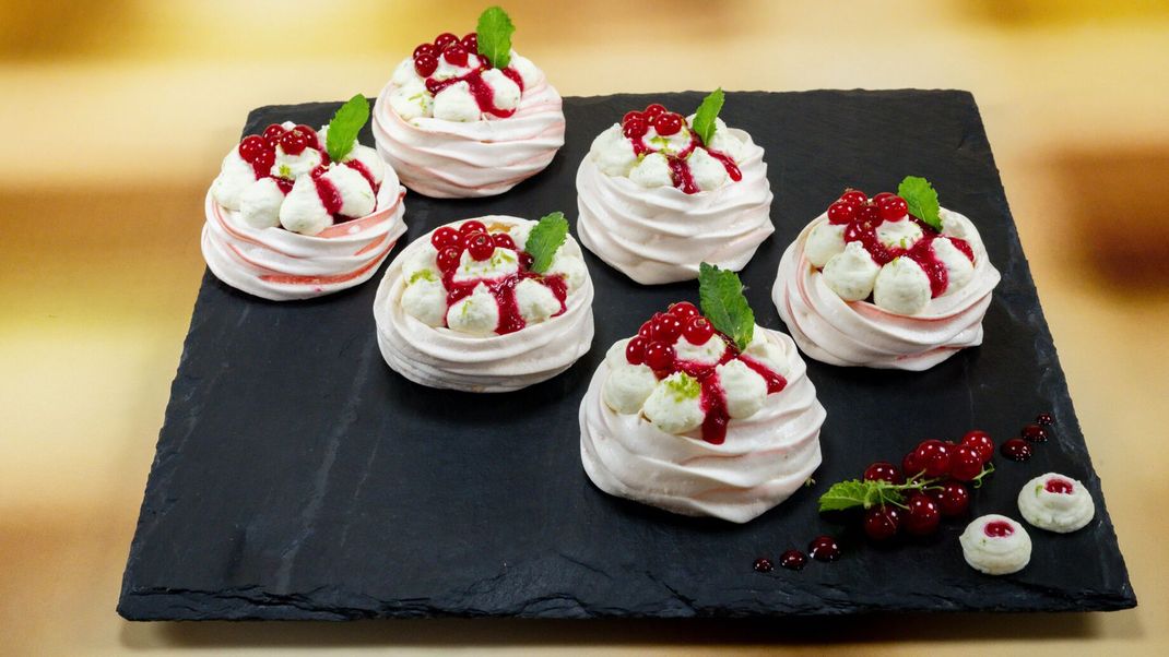 Baiser mit Limetten-Mascarpone-Creme, roter Johannisbeer-Konfitüre und Johannisbeer-Soße