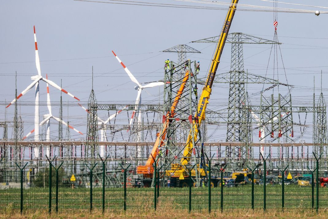 In der Nähe des Kraftwerks Schkopau wird ein Strommast errichtet. (Symbolbild)